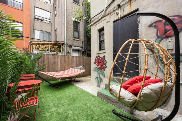 Private Garden Getaway Cozy and Chic Near Subway at "Vintage Luxe"