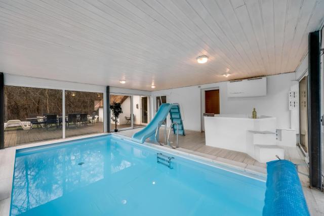 Large Pool House For 20 People, Where Hunting Is Allowed In The Adjacent Forest,