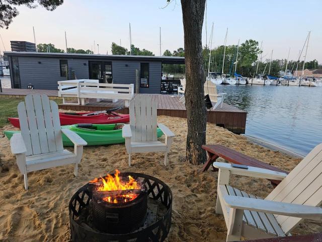 Panama Float Home Riverfront Fire Pit