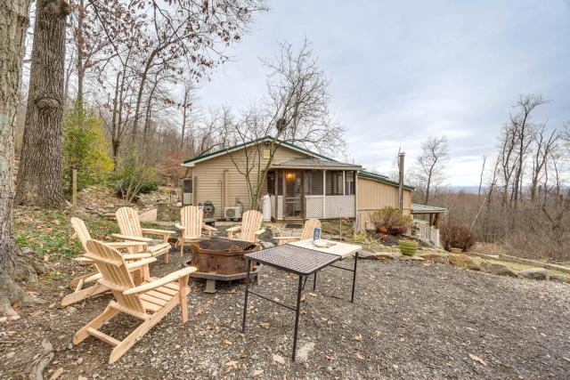 Mtn-View Home with Outdoor Kitchen in Knoxville