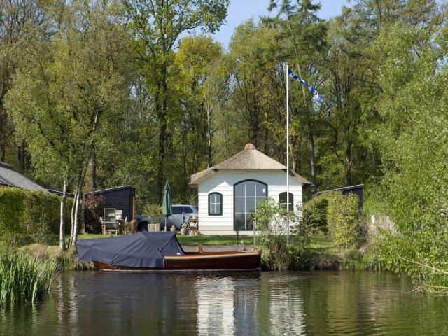 Cozy farm chalet on the water