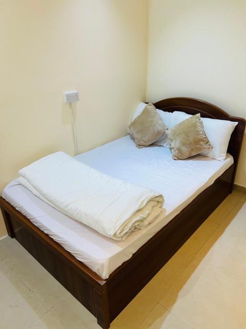 Small Room shared bath with beach access for single person or short stay couplesغرفة صغيرة مع حمام مشترك مع إمكانية الوصول إلى الشاطئ لشخص واحد أو للأزواج الذين يقيمون لفترة قصيرة