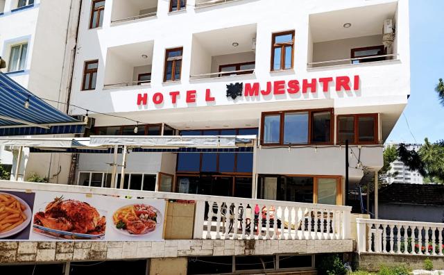 Hotel Mjeshtri