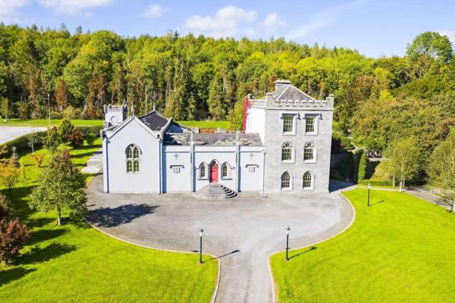 Jenkinstown Castle House and Shepherds Huts