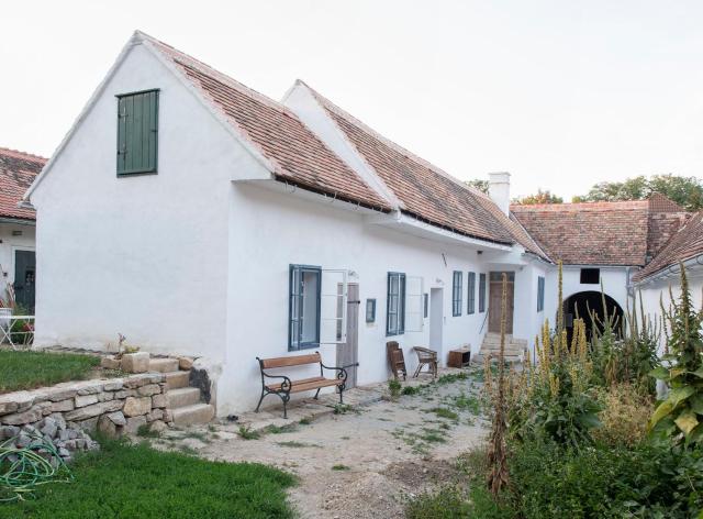 dasFritsch-Historisches Weinbauernhaus im Grünen