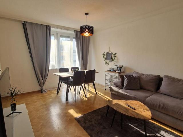 Schöne 2,5 Zimmer Wohnung mit Balkon & Parkplatz