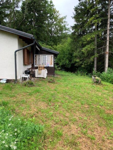 Kleines Ferienhaus im Gebirge beim Bahnhof