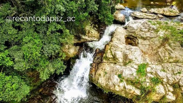 Suíte com cachoeira no quintal