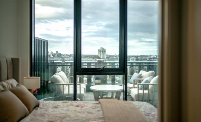 2 BR Southbank balcony with spa pool parking