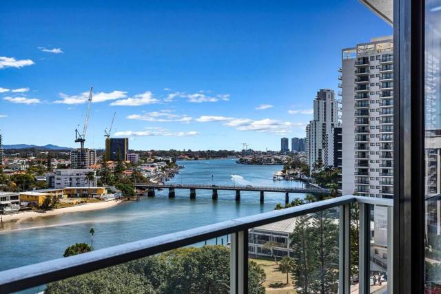 Circle on Cavill Riverview Apartment 450 metre to the Beach