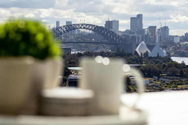 Stunning Harbour Bridge and Opera House Views!