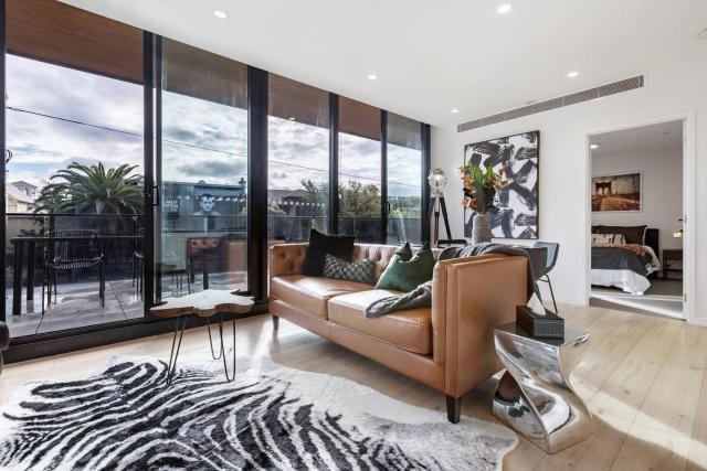 Trendy New York-Style Condo in Vibrant St Kilda