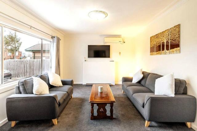 Charming Home Near Melbourne Airport & CBD