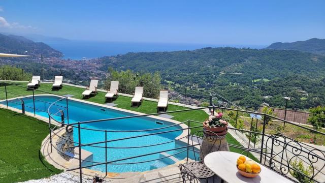 Cozy pool-side house with sea view