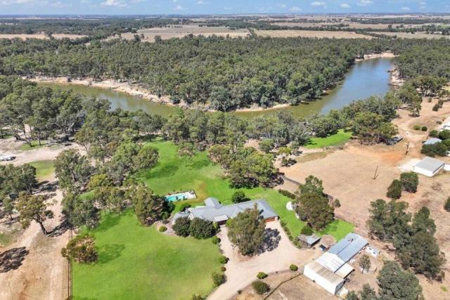 Riverlyne - Riverfront Holiday Home