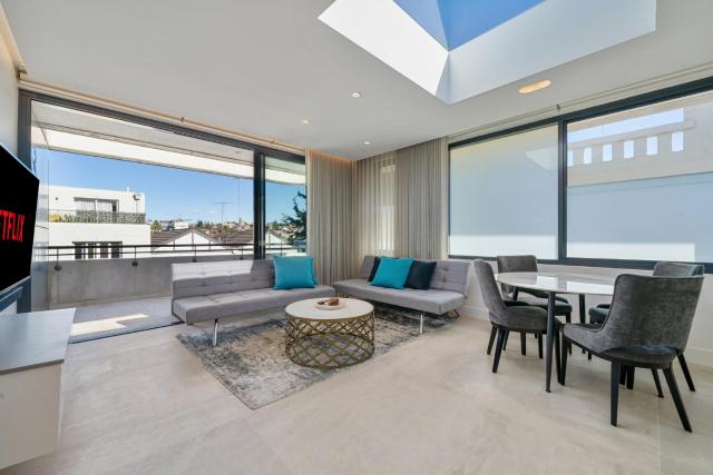 Sleek 1BR Apartment with Skylight near Coogee Beach