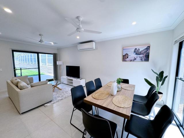 Theme Park Retreat Coomera 5 Beds Villa