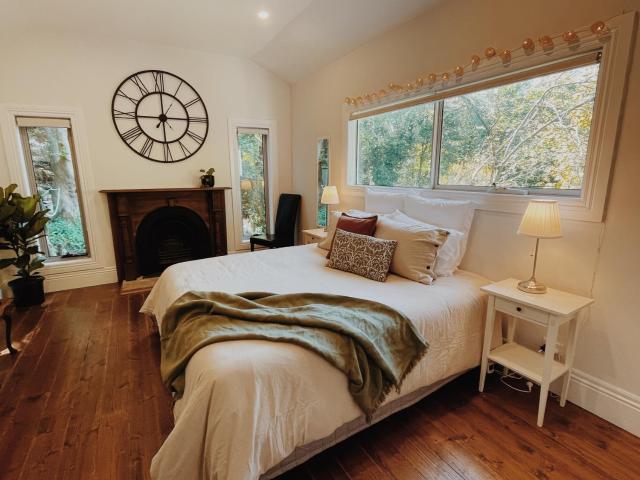 Getaway for 7 with King Bed and Open Fireplace