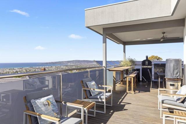 Dromana's Scenic Bay View Retreat