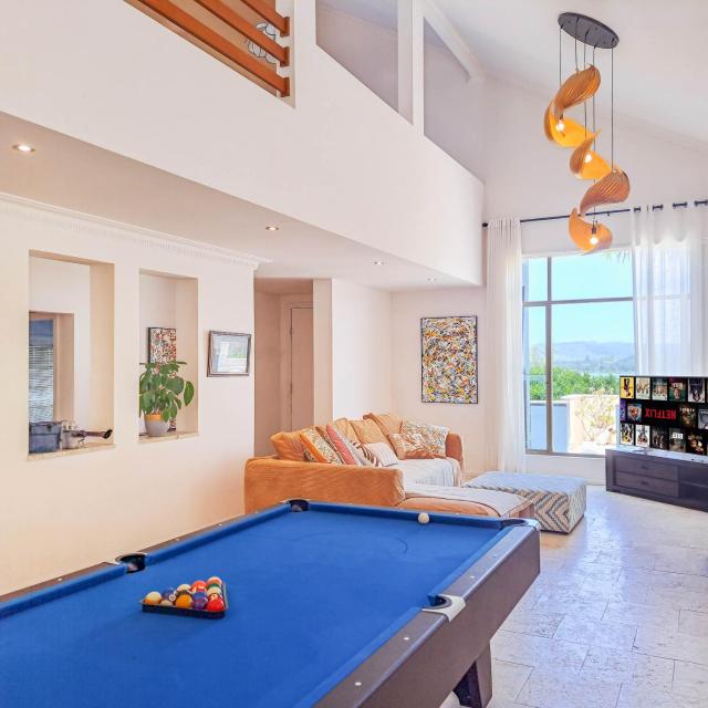 Oceanview holiday house with Pool table, Hot Tub, Massage Chair