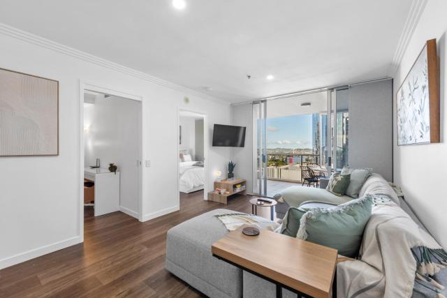 Modern on Mary - 1Bed 1Bath Study 1Car Views - CBD