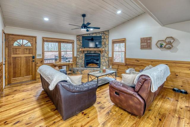 Cozy Cabin With Hot Tub, Grill, Fire Pit & Game Room