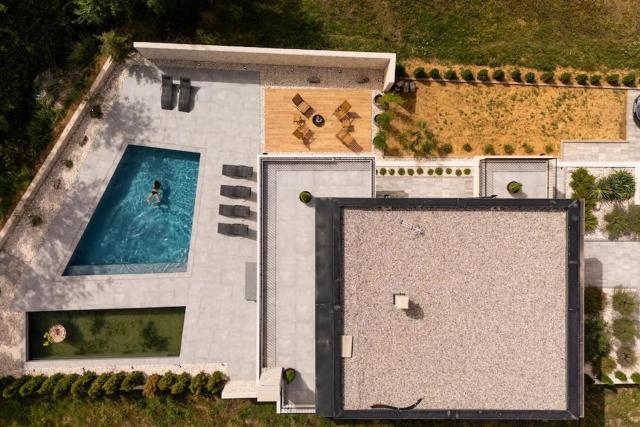 V106 - Villa with the pool