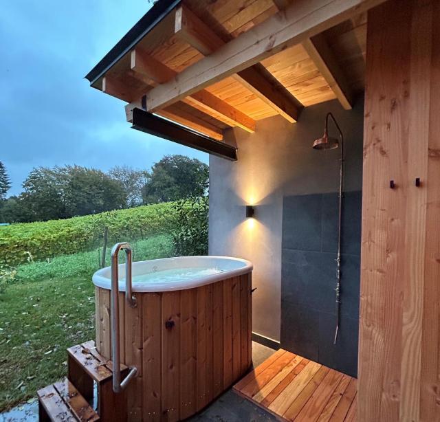 Cabanes avec jacuzzi les pieds dans la vignes