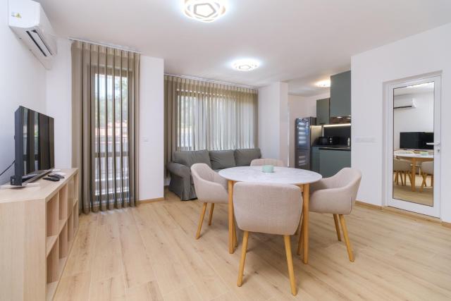 Modern 1-Bedroom Apartment with Free Parking