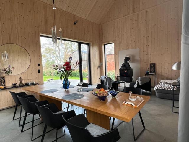 Ungewöhnliches Holzhaus mit Weitblick und Seenähe