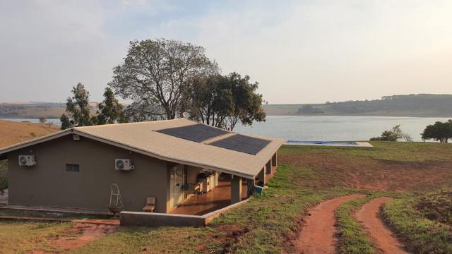 Casa de campo de alto padrão à beira da represa