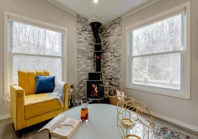 EV Serene Modern Cozy Waterfront Fireplace Cottage