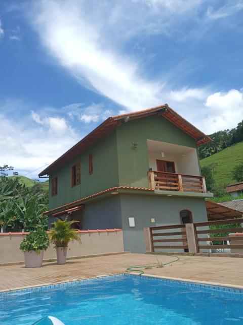 Casa para temporada em Fazenda, natureza exuberante, muito verde.