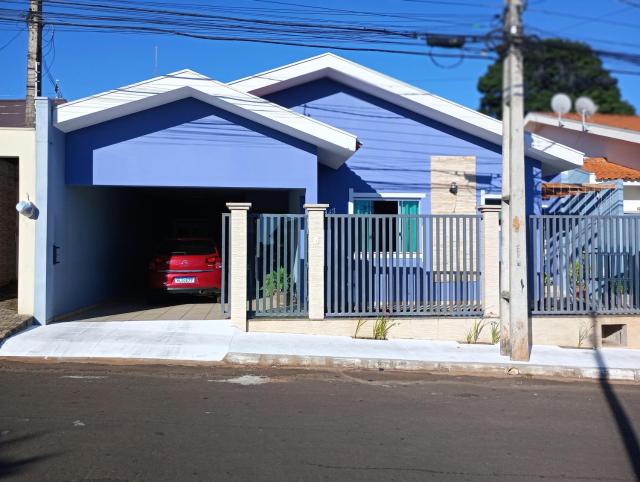 casa com 3 suítes ,duas vagas de garagem e churrasqueira em Itararé sp