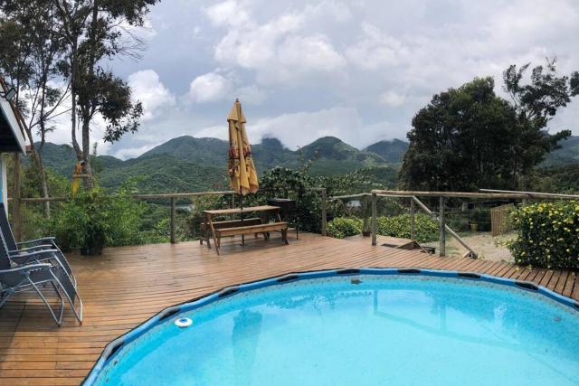 Cabana nas montanhas com piscina