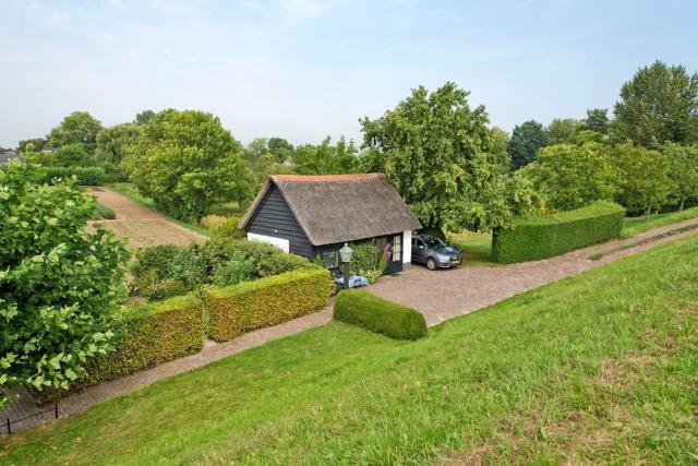 The ferryman's cottage vrijgelegen aan de Waal