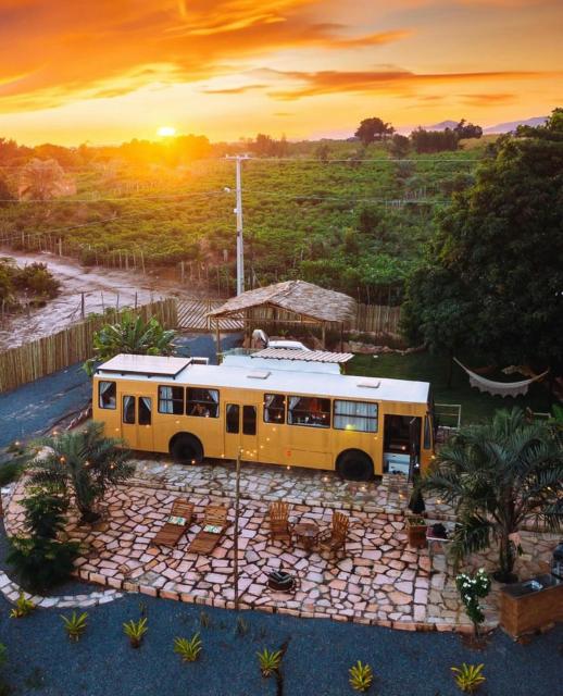 Hospedagem dentro de um ônibus