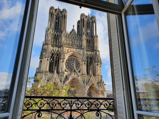 VUE EXCEPTIONNELLE sur la CATHÉDRALE, haut standing et garage privé