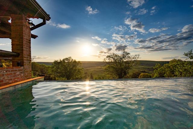 Fazenda centenária com piscina e cachoeira