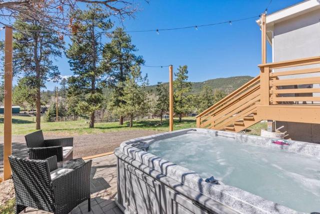 Near Red Rocks with Hot Tub, Fire Pit and Views