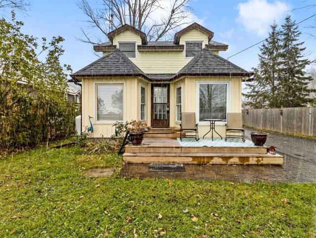 Swing Bridge Cottage on Lake Simcoe - Waterfront