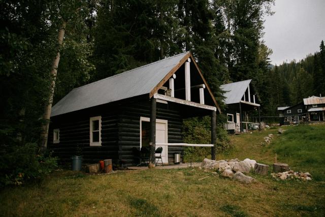 Rustic Woodland Cabin at Beaverfoot