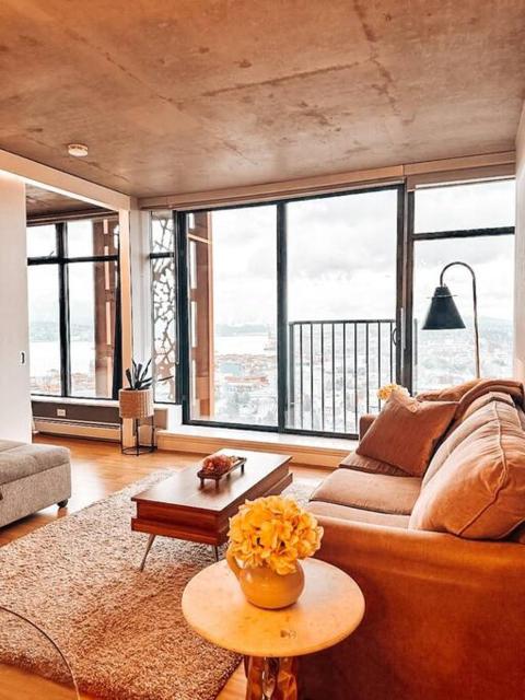 Water Views, Sub-Penthouse! Entire condo in Downtown Vancouver