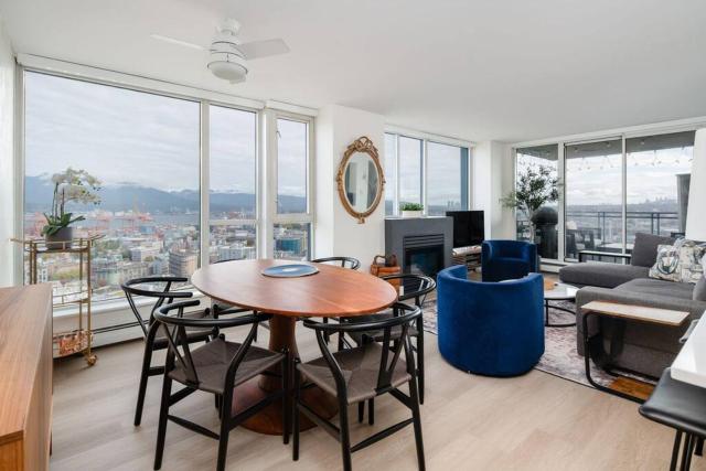 Luxury 2 Bed 2 Bath Condo Downtown Vancouver with Free Parking