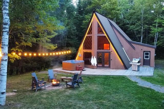 Peaceful Wentworth A-Frame with Hot Tub and Starlink