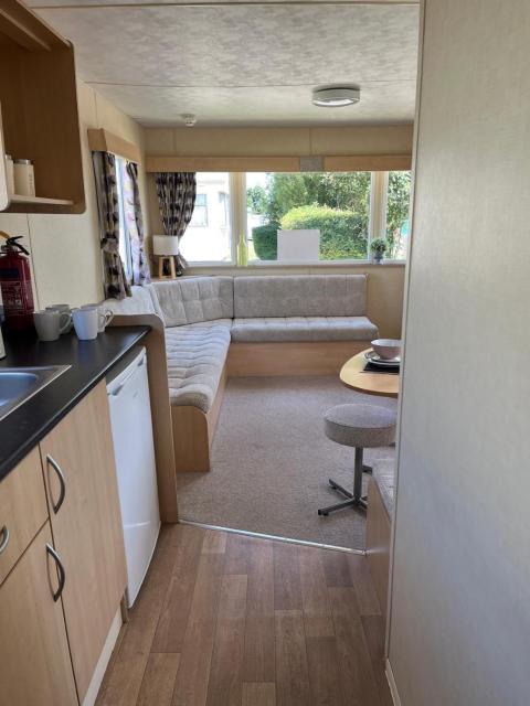 Cosy Caravan At California Cliffs In Norfolk, Near To Scratby Beach Ref 50001E