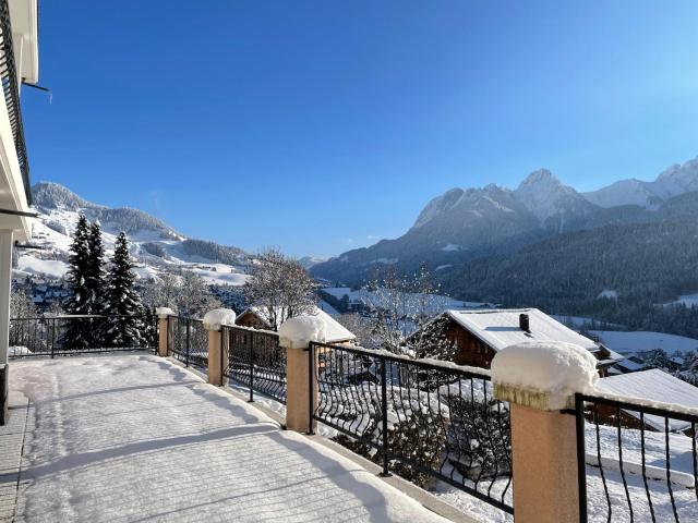 Large 3 bed apartment with mountain views, pool and gym