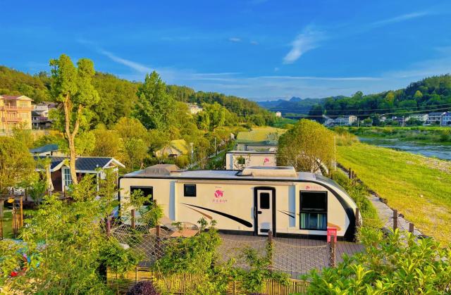 Zhangjiajie Cliff Flower RV Tent Hotel