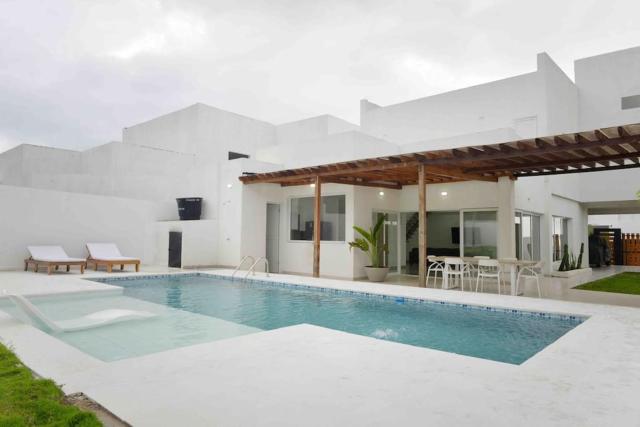 Espectacular casa en oferta con piscina privada y vista al mar