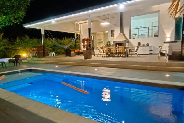 Casa campestre con piscina climatizada via la Mesa Cundinamarca